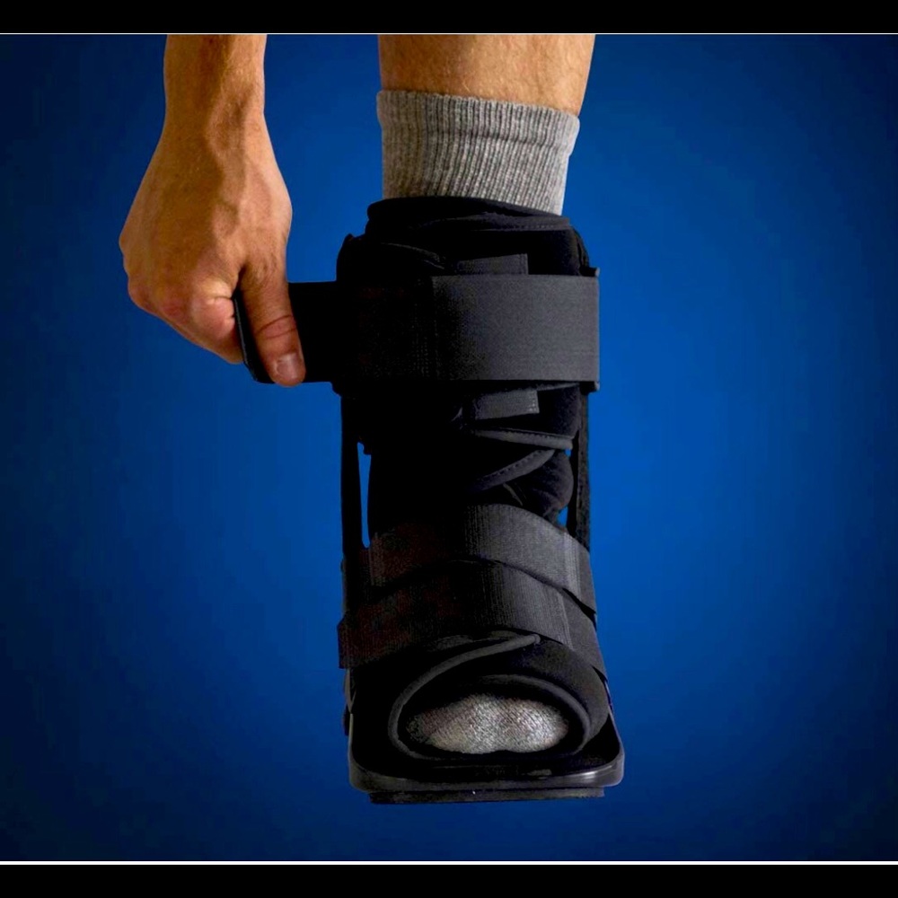 NEW United Ortho Short Cam Walker Fracture Boot, Medium, Black,USA14015